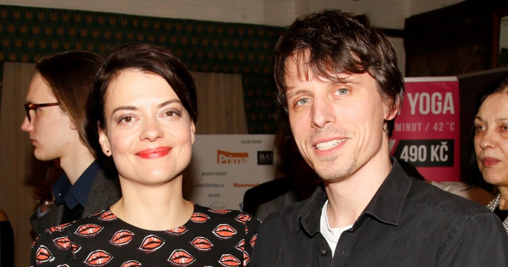 Vnuk Waldemara Matušky opustil rodinu kvůli herečce Janě Strykové. Seznámili se díky seriálu