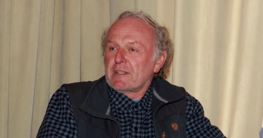 Jaroslav Dušek pobývá ve hliněném domku z pytlů: Léčí se sám bez doktorů a doma nemá ani elektřinu