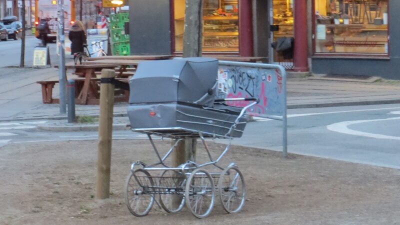 Fotografie kočárku na ulici