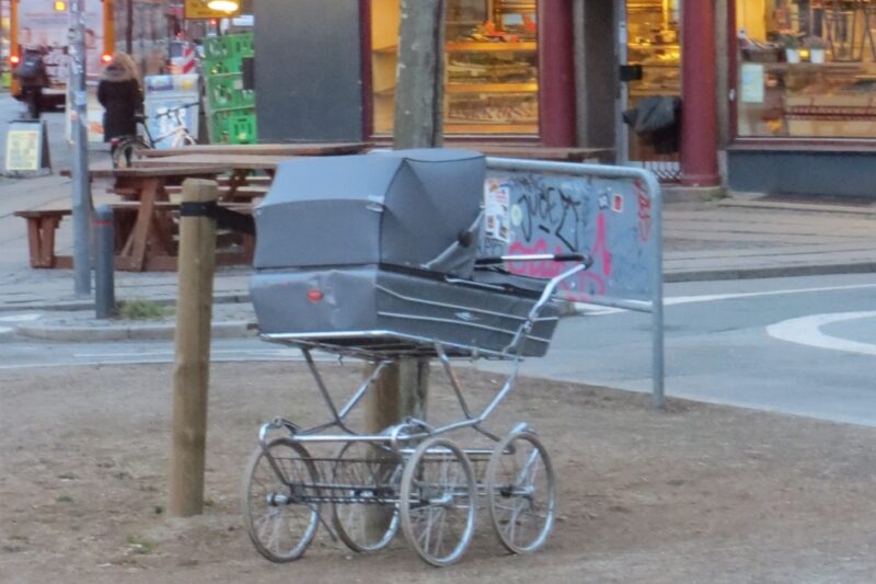 Fotografie kočárku na ulici
