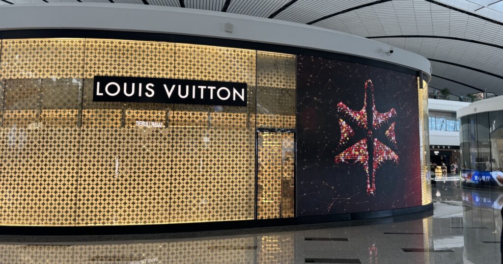 „Prodavačky v luxusním obchodě na mě pomalu volaly policii,“ říká paní Alena. Manžel v autě za 4 miliony vše vyřešil