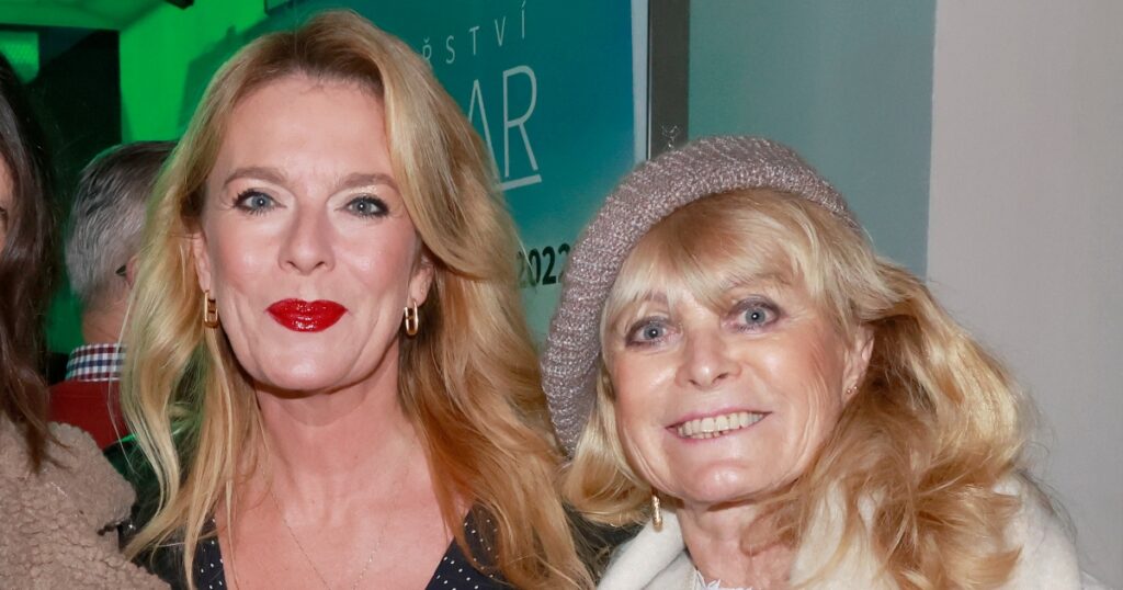 Lucie Benešová se pochlubila videem s maminkou. Tancovaly na pláži a podle fanoušků vypadají jako sestry