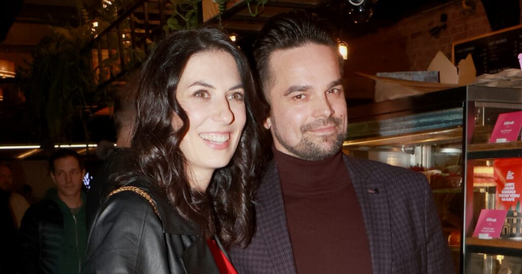 Markéta Pekarová Adamová dorazila na křest své knihy s manželem. Ohromila elegantními šaty i vášnivým polibkem