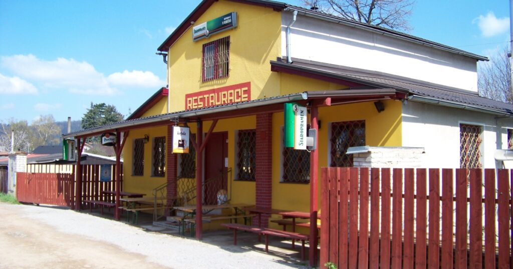 „Manžel se začal chovat podivně,“ říká paní Hana. V restauraci ho našla s jinou ženou, šlo o její dvojče